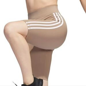 adidas Women's Sportswear Essentials 3-Stripes Bike Shorts, Chalky Brown, Medium